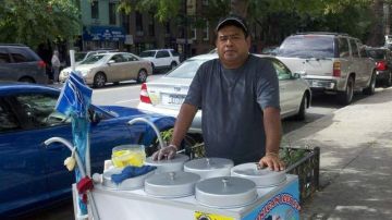 Delfino Díaz se gana su dinero vendiendo tamales y bebidas calientes en El Barrio.