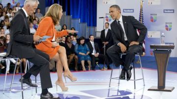 El presidente Barack Obama se reunió ayer con los periodistas María Elena Salinas y Jorge Ramos de la cadena Univisión un día después de  Mitt Romney.