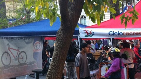 Cientos de ciclistas aprovecharon para circular por las calles de Santiago.