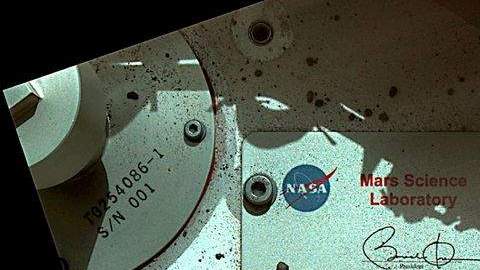 El autógrafo es una placa que está firmada por Obama, Joe Biden, y el director de la NASA, Charles Bolden.
