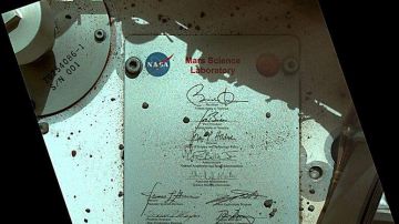 El autógrafo es una placa que está firmada por Obama, Joe Biden, y el director de la NASA, Charles Bolden.