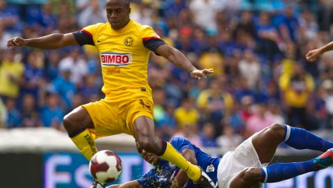 Jugada del gol del América en que Benítez soporta el empellón de Perea del Cruz Azul en el empate de esta tarde.