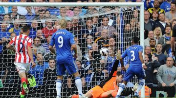 Ashley Cole no anotaba con el Chelsea desde el 2010 y su gol permitió a los blues permanecer invictos en la Liga Premier.