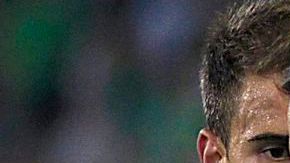 El colegiado Clos Gómez expulsa a Mubarak del Espanyol ante el Betis por la jornada 5 de la liga de España.