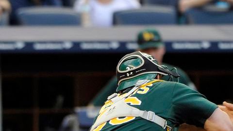 Raúl Ibáñez de los Yanquis es dejado fuera de juego por Derek Norris de los Atléticos.