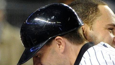 Russell Martin y Chris Stewart de los Yanquis se abrazan tras la victoria ante los Atléticos.