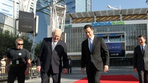 Don Mischer, productor ejecutivo de los Premios Emmy (i), el anfitrión Jimmy Kimmel (c) y  Bruce Rosenblum, de la Academia de Televisión, en la alfombra roja del Teatro Nokia en Los Angeles.
