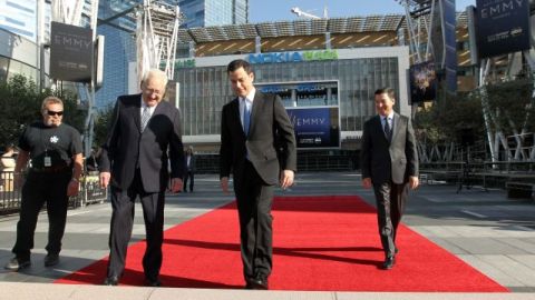 Don Mischer, productor ejecutivo de los Premios Emmy (i), el anfitrión Jimmy Kimmel (c) y Bruce Rosenblum, de la Academia de Televisión, en la alfombra roja del Teatro Nokia en Los Angeles.