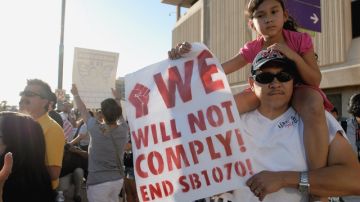 Manifestantes en Phoenix, Arizona, dijeron  que iniciarán una etapa de desobedicencia civil y pidieron el fin de la ley.