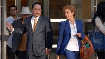 El exsenador estatal de El Bronx, Pedro Espada, y su abogada Susan Necheles (i)salen de la corte federal en Broklyn tras lograr una gran victoria ayer.