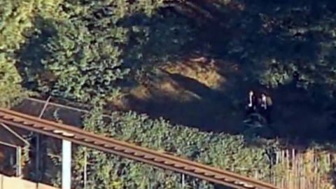 Villalobos saltó del tren y rebasó la verja perimetral de casi cinco metros de altura.