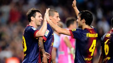 Messi (izq) festeja un gol  con su compañero Cesc Fábregas (d). Al final, el Barca se impuso al Granada en el Camp Nou.