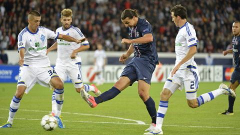Zlatan Ibrahimmovic (c), del Paris Saint-Germain, dispara el balón ante la mirada de Yevhen Khacheridi (d) y Danilo Sil (d) del Dynamo Kiev, en un juego de la fase grupos de la Liga de Campeones el martes.
