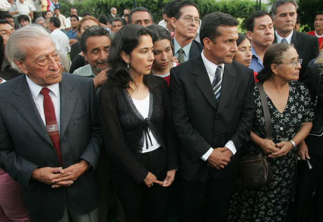 Isaac Humala, izquierda, padre del presidente peruano Ollanta Humala, (centro)  durante un funeral.