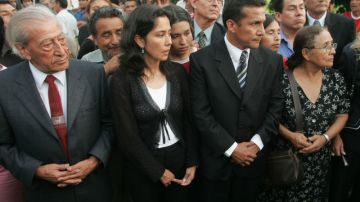 Isaac Humala, izquierda, padre del presidente peruano Ollanta Humala, (centro)  durante un funeral.