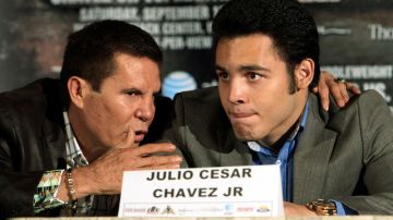 El legendario Julio César Chávez (izq) conversa con su hijo del mismo nombre, durante la conferencia de prensa en Los Angeles para promocionar el combate del Junior con Sergio Martínez.