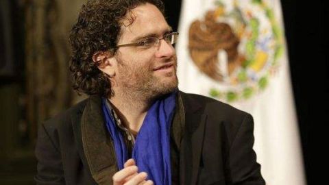 El director mexicano de "Días de Gracia" Everardo Gout aplaude durante su participación en la inauguración del primer Festival de Cine Mexicano de las Américas.