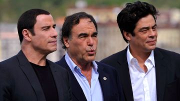 John Travolta (izq), Oliver Stone (centro) y Benicio del Toro (der) se encuentran en España promocionando la película 'Savages'.