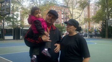 Stuart y Luz Cruz con su pequeña hija, se quejan de lo mal que viven en el albergue Jennie A. Clarke Residence, ubicado en East Harlem.