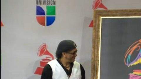 El artista dominicano Germán Pérez durante la develación oficial del afiche del Grammy Latino. Le acompaña la boricua Giselle Blondet.
