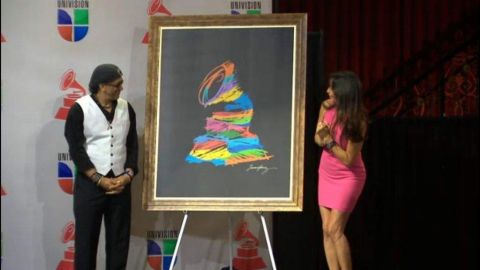 El artista dominicano Germán Pérez durante la develación oficial del afiche del Grammy Latino. Le acompaña la boricua Giselle Blondet.