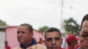 El presidente Hugo Chávez con los guantes puestos durante un recorrido que realizó ayer.