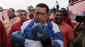 El presidente Hugo Chávez con los guantes puestos durante un recorrido que realizó ayer.