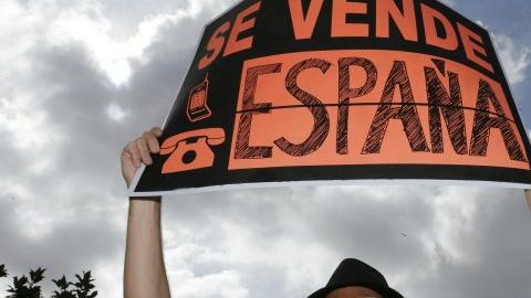 Uno de los asistentes a la concentración convocada por la Coordinadora 25S y la Plataforma en Pie hoy en la plaza de España, en Madrid.