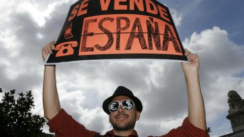 Uno de los asistentes a la concentración convocada por la Coordinadora 25S y la Plataforma en Pie hoy en la plaza de España, en Madrid.