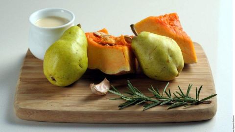 Este sencillo menú consta de crema de calabaza, chuletas y postre.