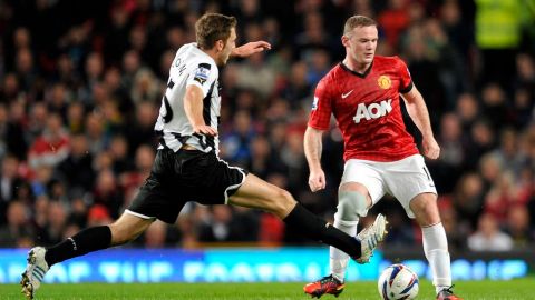 El poderoso Manchester United con el "Chicharito" como titular, se impuso 2-1 al Newcastle en Old Trafford.