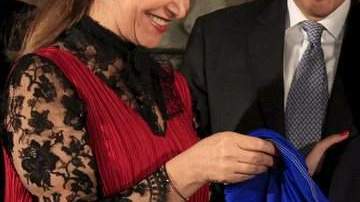 Noemí Sanín, presidenta de la Junta Directiva de  Millonarios,  entrega una camiseta a  Alfredo Di Stefano.  Observa Felipe Gaitán, presidente de Millos.