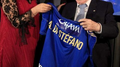 Noemí Sanín, presidenta de la Junta Directiva de  Millonarios,  entrega una camiseta a  Alfredo Di Stefano.  Observa Felipe Gaitán, presidente de Millos.