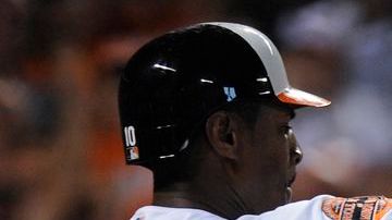 Chris Davis y Adam Jones de los Orioles celebran la paliza que le propinaron a los Azulejos de Toronto.