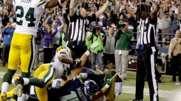 Imagen de la jugada del lunes en que se convalidó un touchdown de Seattle sobre Green Bay la cual despertó el debate sobre los árbitros suplentes.