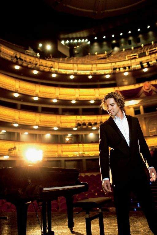 David Bisbal  ofrecerá un espectáculo recogido en el disco “Una noche en el Teatro Real”.