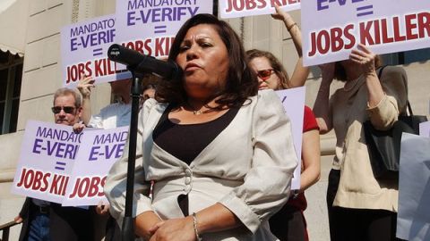 Una pequeña empresaria protesta contra el programa E-Verify.