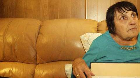 Martha Martínez, madre de la víctima, muestra un álbum familiar, con fotos de Alexander, quien murió ayer atropellado por un camión.