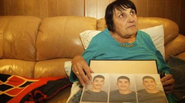 Martha Martínez, madre de la víctima, muestra un álbum familiar, con fotos de Alexander, quien murió ayer atropellado por un camión.