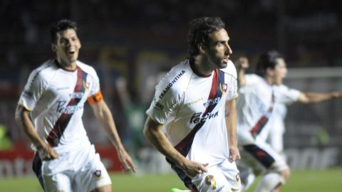 Roberto Nanni del Cerro Porteño celebra la victoria de visita frente a Colón en la Sudamericana.