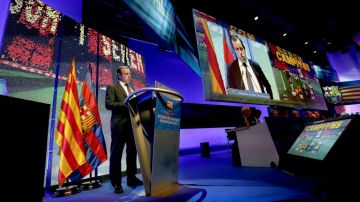El presidente del FC Barcelona, Sandro Rosell, durante su informe en la asamblea del club, realizada en días pasados en la "ciudad condal".