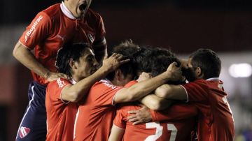 Independiente de Argentina celebra uno de los dos goles en la victoria de 2-1 sobre el Liverpool de Uruguay en juego de la Copa Sudamericana.