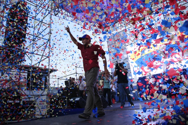 El candidato opositor,  Henrique Capriles saluda a sus seguidores durante una manifestación en Barinas.