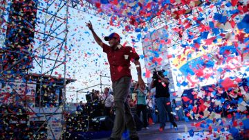 El candidato opositor,  Henrique Capriles saluda a sus seguidores durante una manifestación en Barinas.
