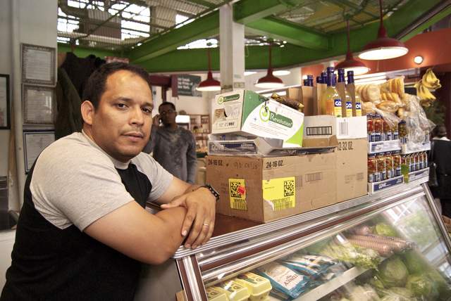 William Espinal, un comerciante propietario de una carnicería en La Marqueta, se opuso al traslado distrital.