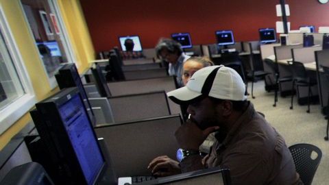 Los centros de ayuda a personas en desempleo son parte de los subsidios del Gobierno de EEUU.