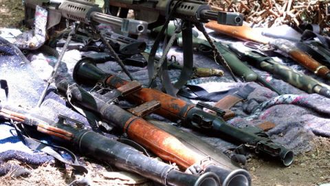 Arsenal incautado en 2010 en un campo de entrenamiento de Los Zetas en Nuevo León.