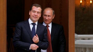 El presidente ruso Vladimir Putin escoltado por su premier, Dimitri Medvedev.
