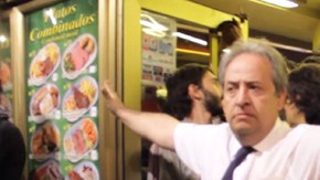 Alberto Casillas Asenjo, un camarero que se enfrentó a policías de Madrid, España, y permitió que un montón de manifestantes se cobijaran de los disparos en el bar El Prado.