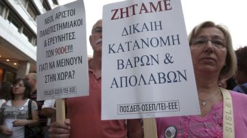 Profesores universitarios protestan junto al ministerio de Finanzas, durante la manifestación convocada para denunciar el nuevo plan de recortes que prepara el Gobierno, en Atenas, Grecia, el 25 de septiembre del 2012.